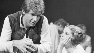 Carrie Fisher y Harrison Ford mientras filmaban "Star Wars"